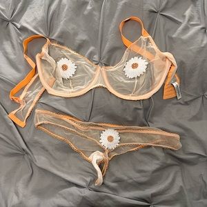 The cutest set from AdoreMe with neon orange details and daisies! Size 44G